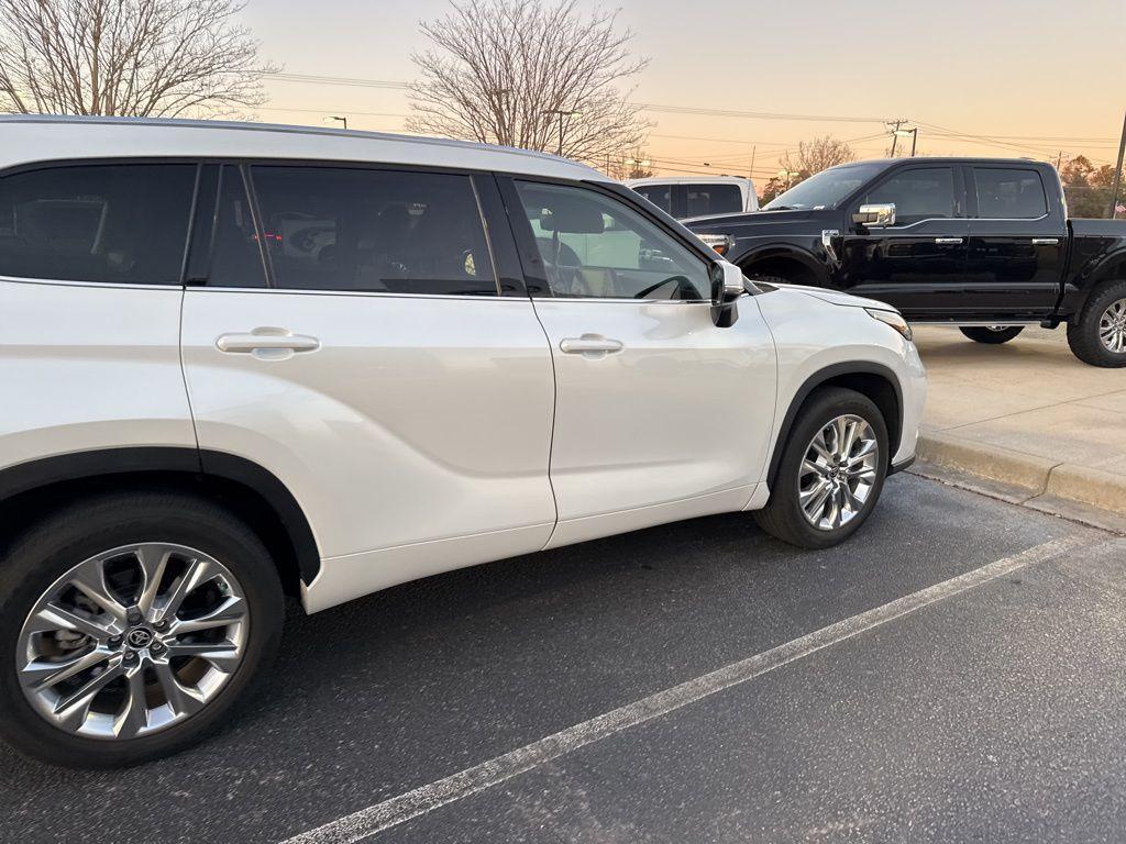 used 2022 Toyota Highlander car, priced at $40,999