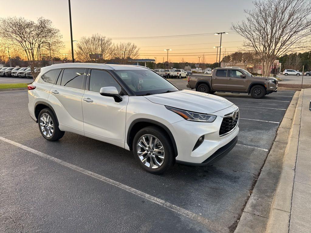 used 2022 Toyota Highlander car, priced at $40,999