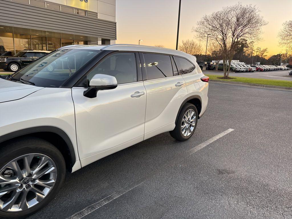 used 2022 Toyota Highlander car, priced at $40,999