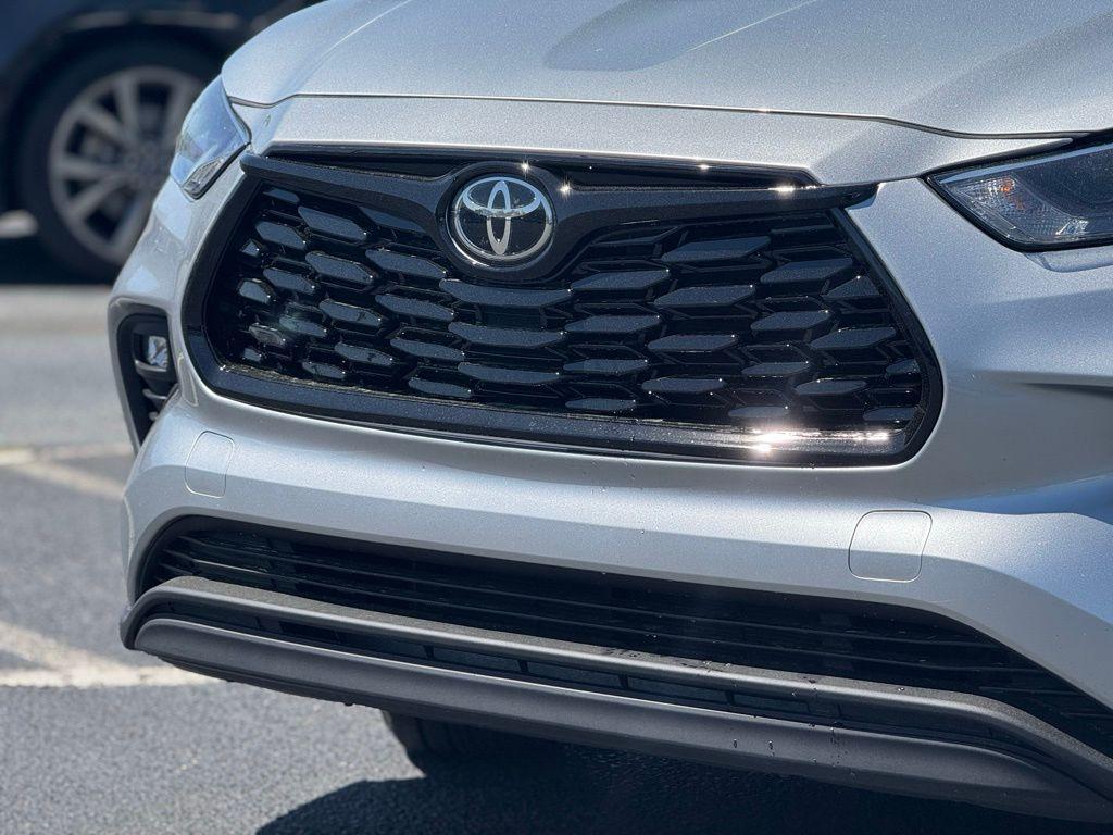 used 2023 Toyota Highlander car, priced at $37,999