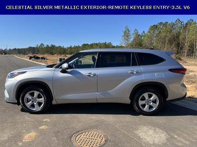 used 2022 Toyota Highlander car, priced at $29,327