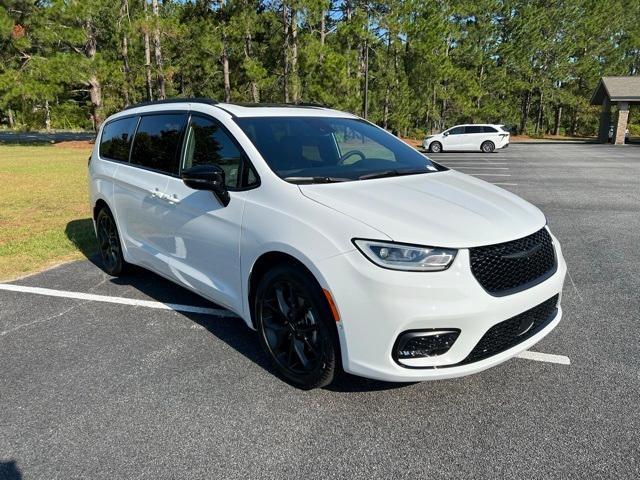 new 2024 Chrysler Pacifica car, priced at $42,027