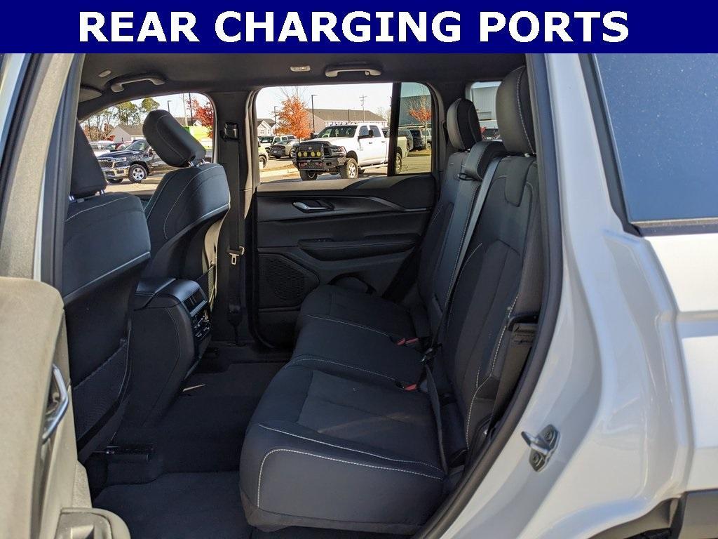 new 2025 Jeep Grand Cherokee car, priced at $33,127