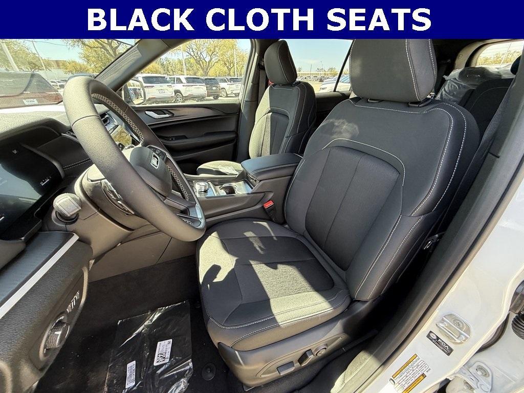 new 2025 Jeep Grand Cherokee car, priced at $35,000