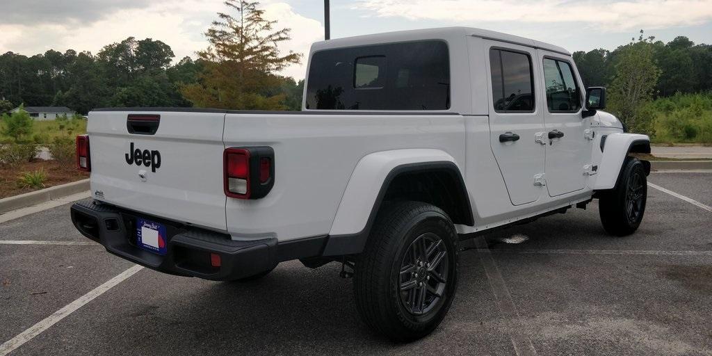 new 2025 Jeep Gladiator car, priced at $39,227