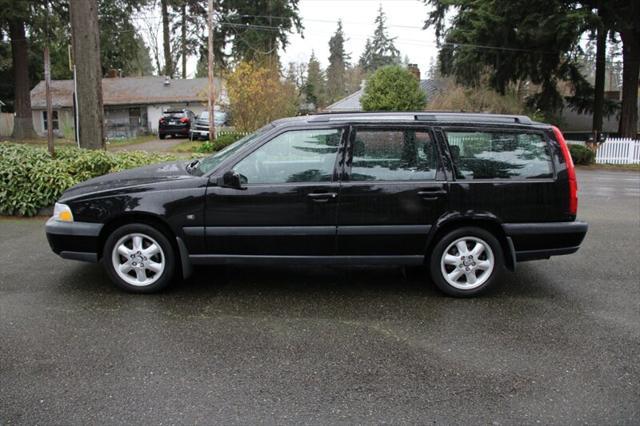 used 2000 Volvo V70 car, priced at $5,000