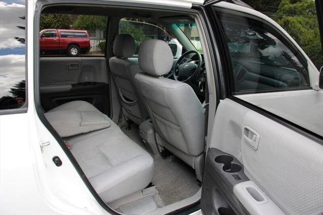 used 2006 Toyota Highlander car, priced at $3,999