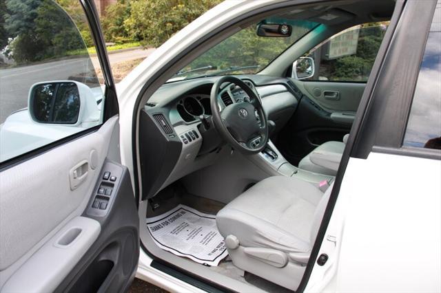 used 2006 Toyota Highlander car, priced at $3,999