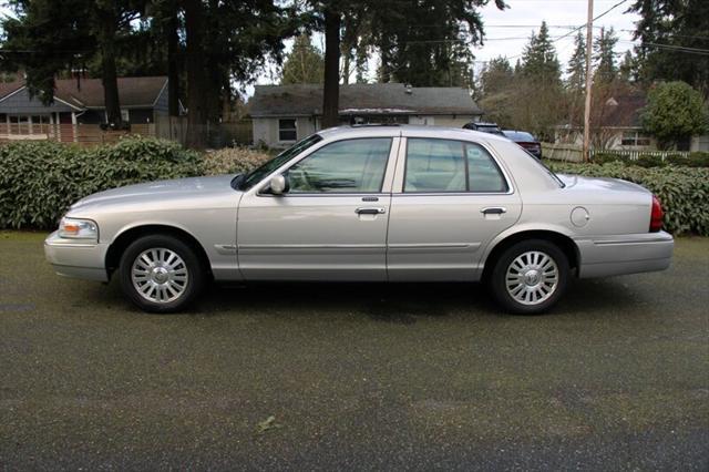 used 2006 Mercury Grand Marquis car, priced at $5,499