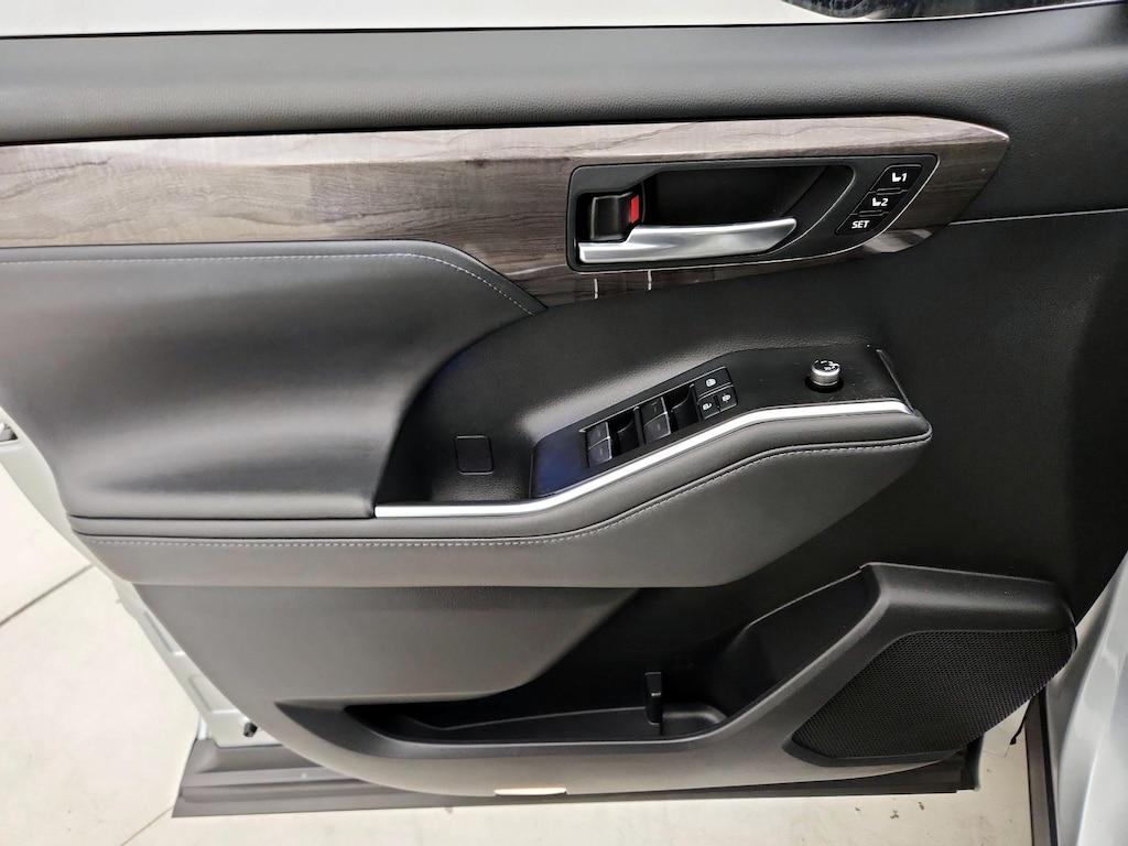 used 2021 Toyota Highlander car, priced at $38,998