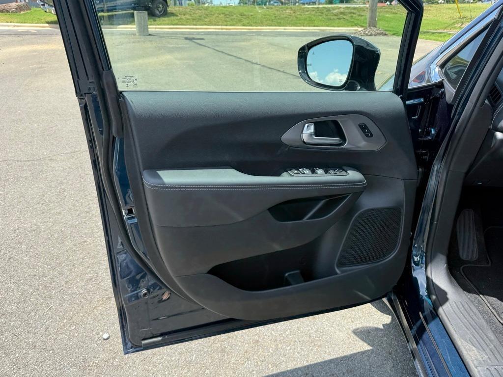 new 2025 Chrysler Pacifica car, priced at $39,777