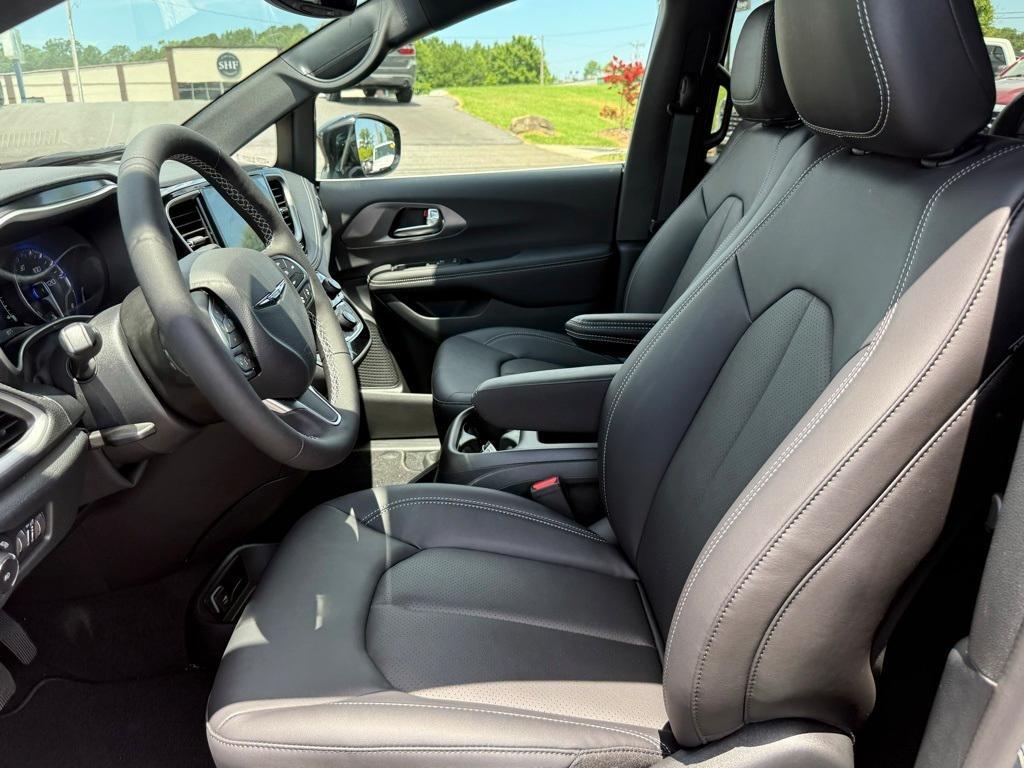 new 2025 Chrysler Pacifica car, priced at $39,777