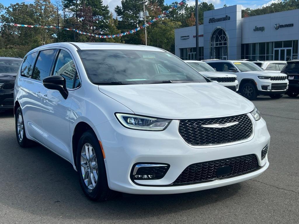 new 2025 Chrysler Pacifica car, priced at $36,777