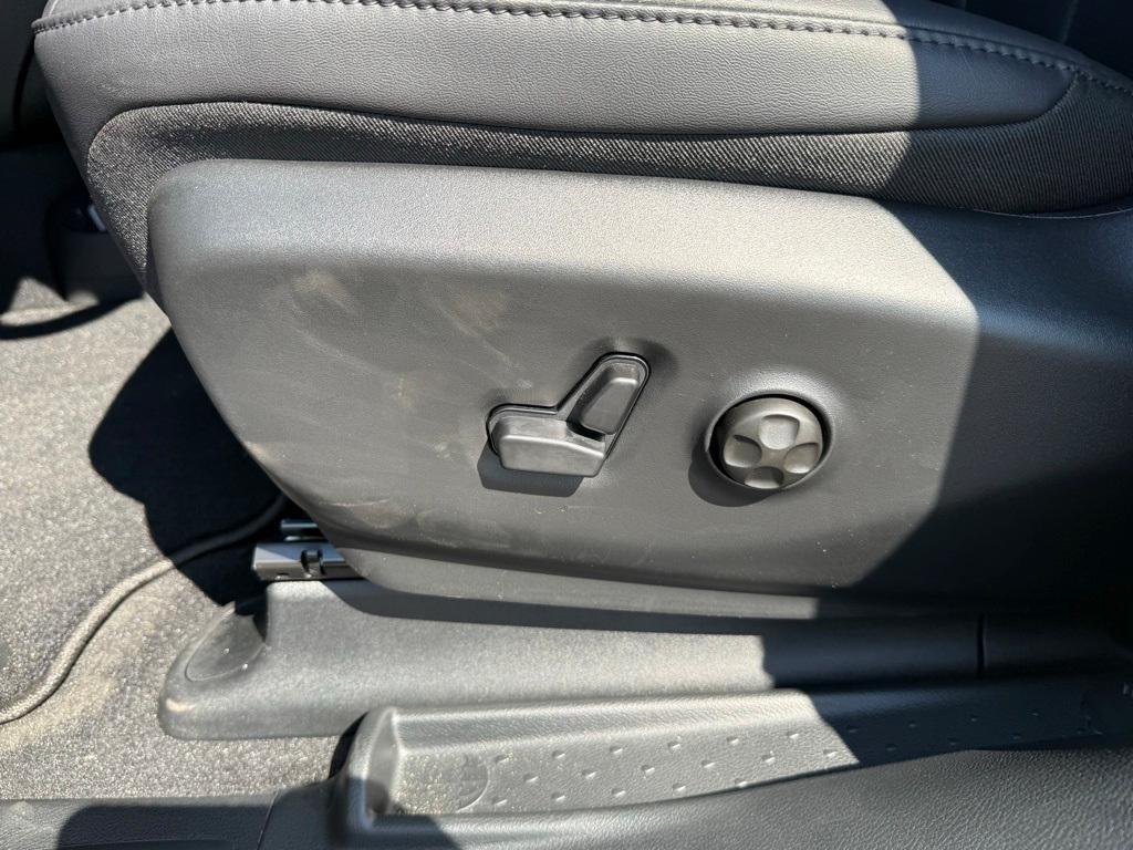 new 2025 Chrysler Pacifica car, priced at $39,777