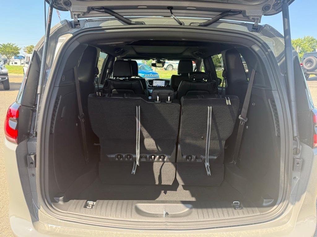 new 2025 Chrysler Pacifica car, priced at $39,777