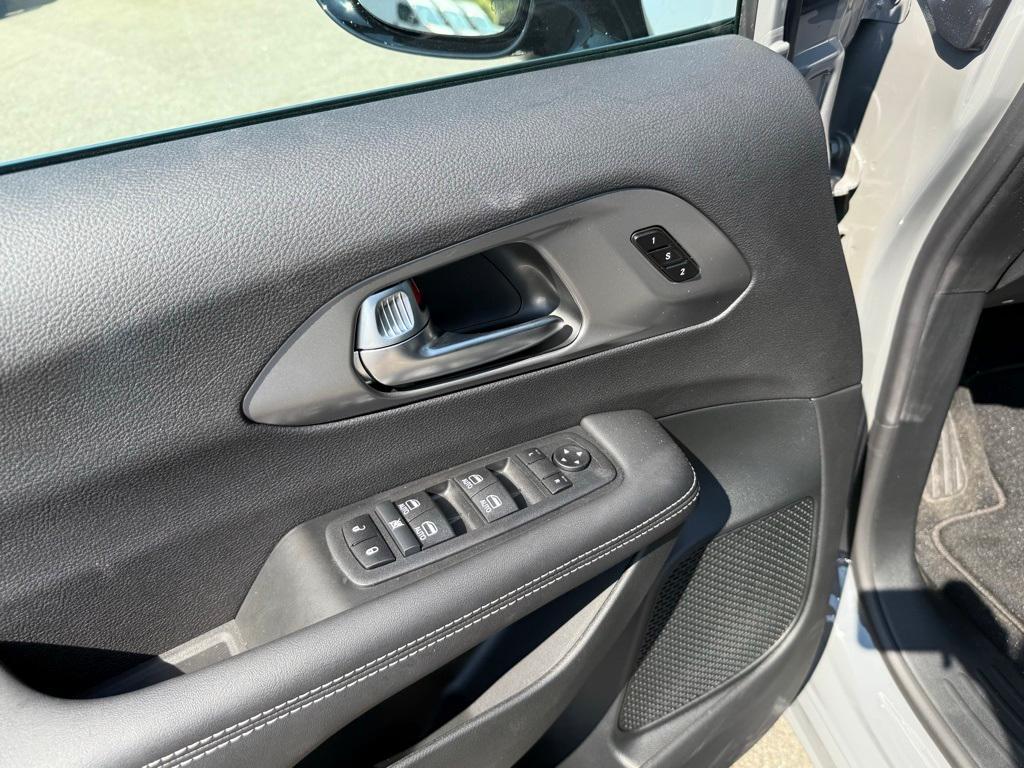 new 2025 Chrysler Pacifica car, priced at $39,777