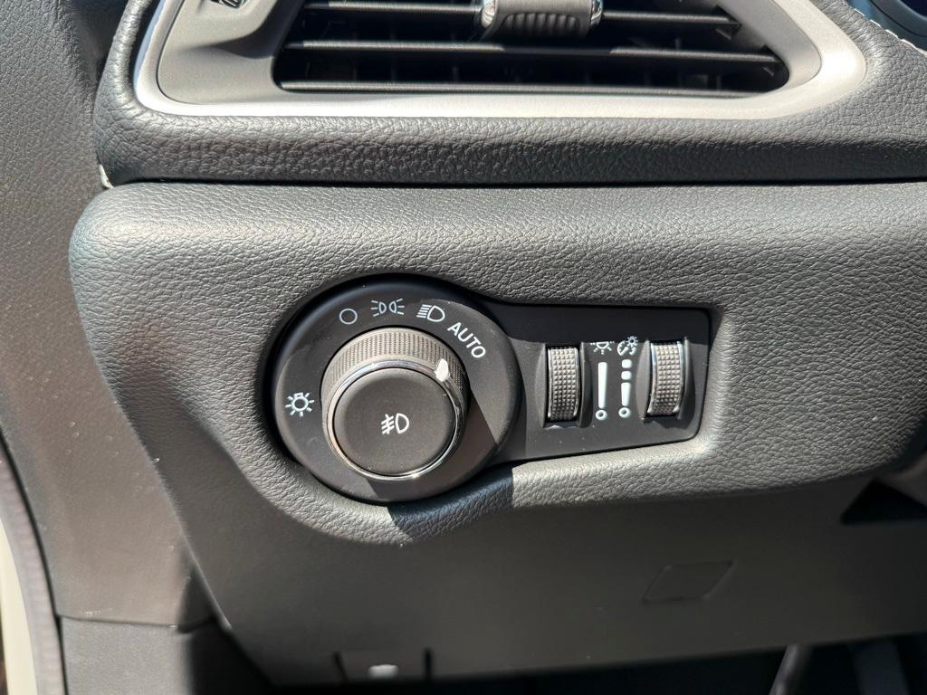 new 2025 Chrysler Pacifica car, priced at $39,777