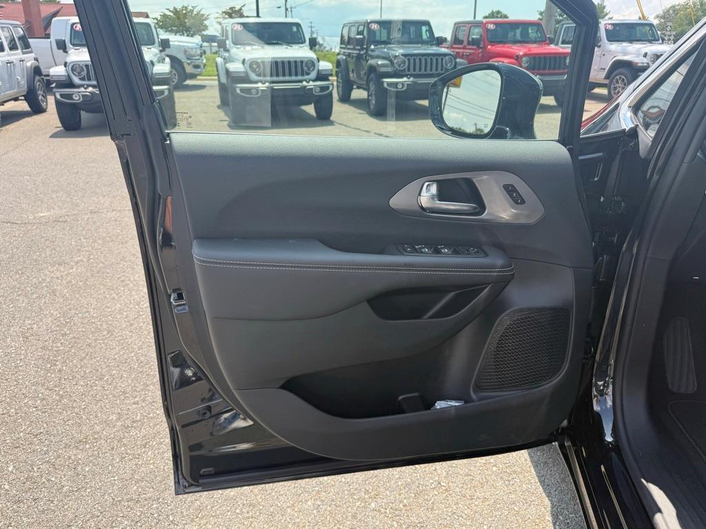 new 2026 Chrysler Pacifica car, priced at $39,777