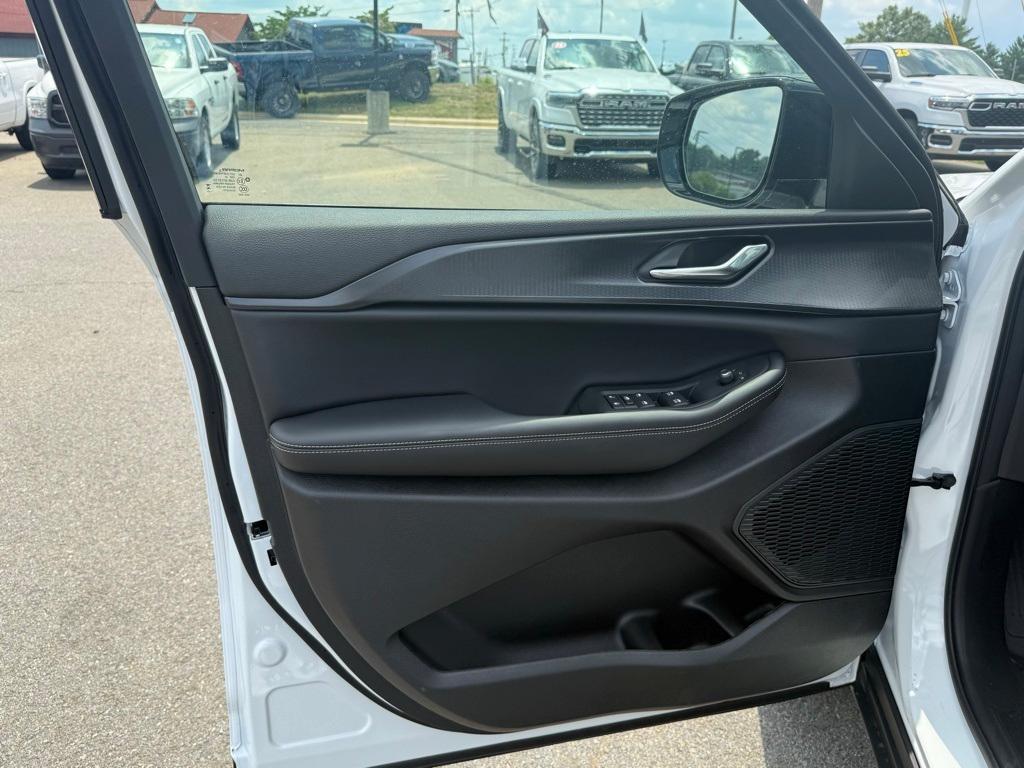 new 2025 Jeep Grand Cherokee car, priced at $39,777