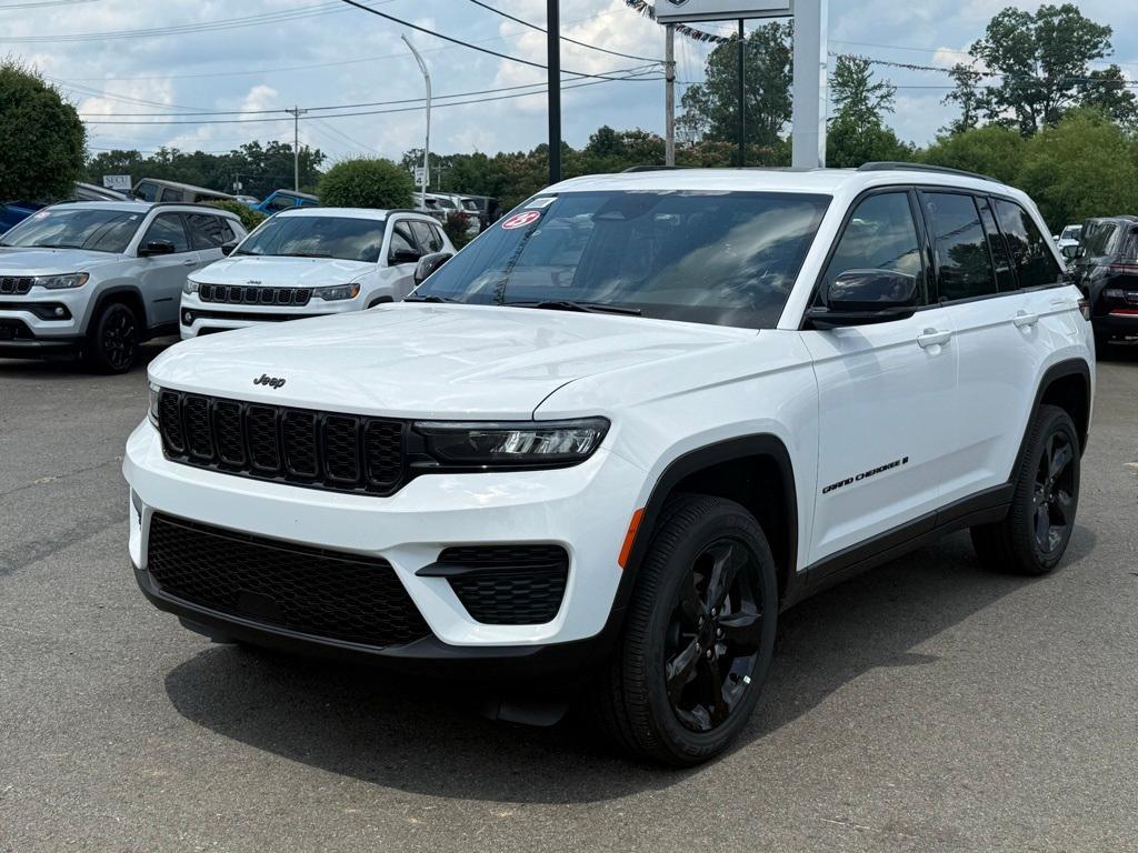 new 2025 Jeep Grand Cherokee car, priced at $39,777