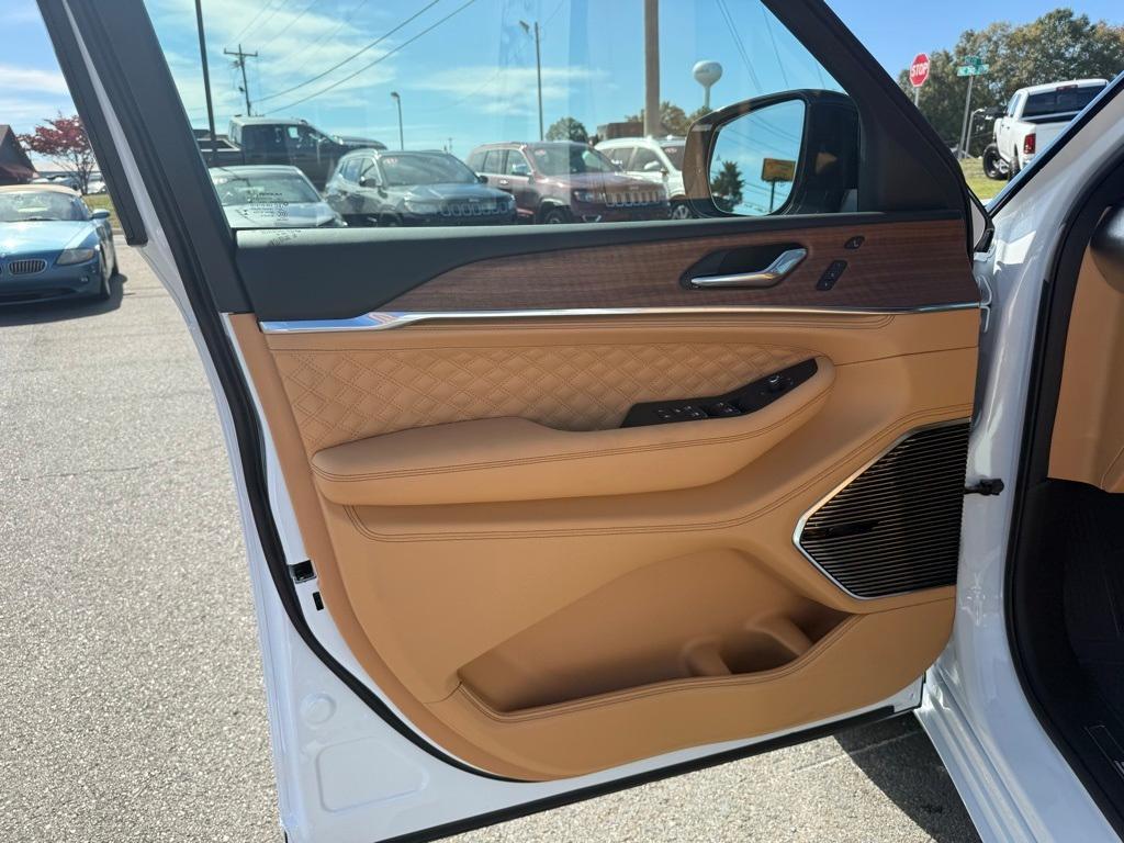 new 2025 Jeep Grand Cherokee L car, priced at $61,777