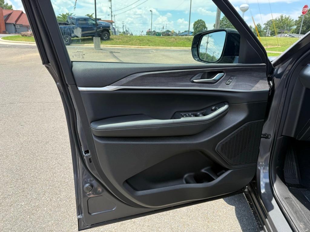 new 2025 Jeep Grand Cherokee car, priced at $46,777