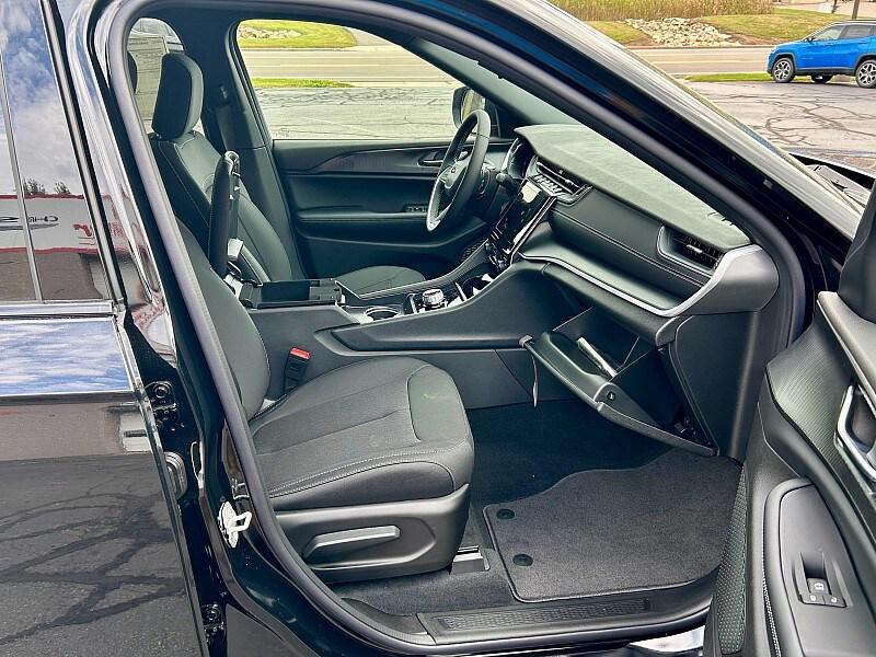 new 2025 Jeep Grand Cherokee car, priced at $45,165