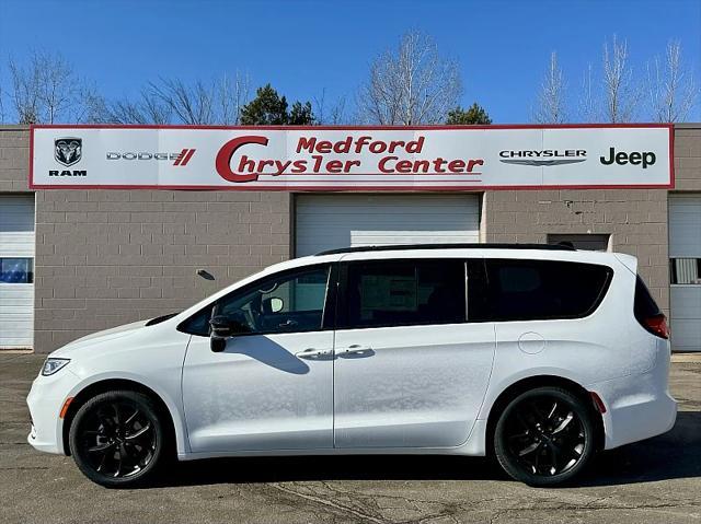 new 2024 Chrysler Pacifica car, priced at $42,298