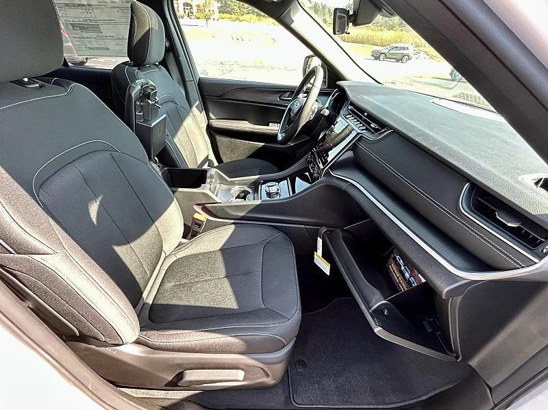 new 2025 Jeep Grand Cherokee car, priced at $43,575