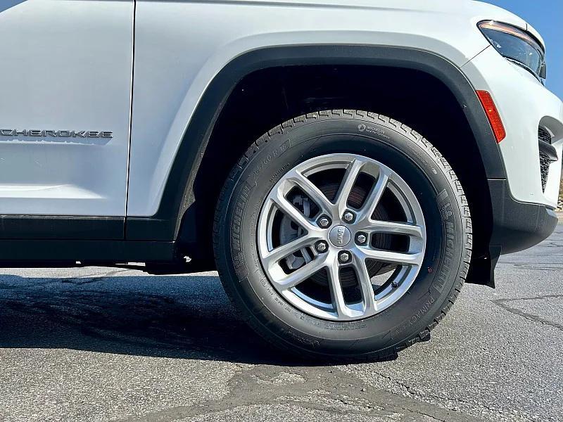 new 2025 Jeep Grand Cherokee car, priced at $43,575