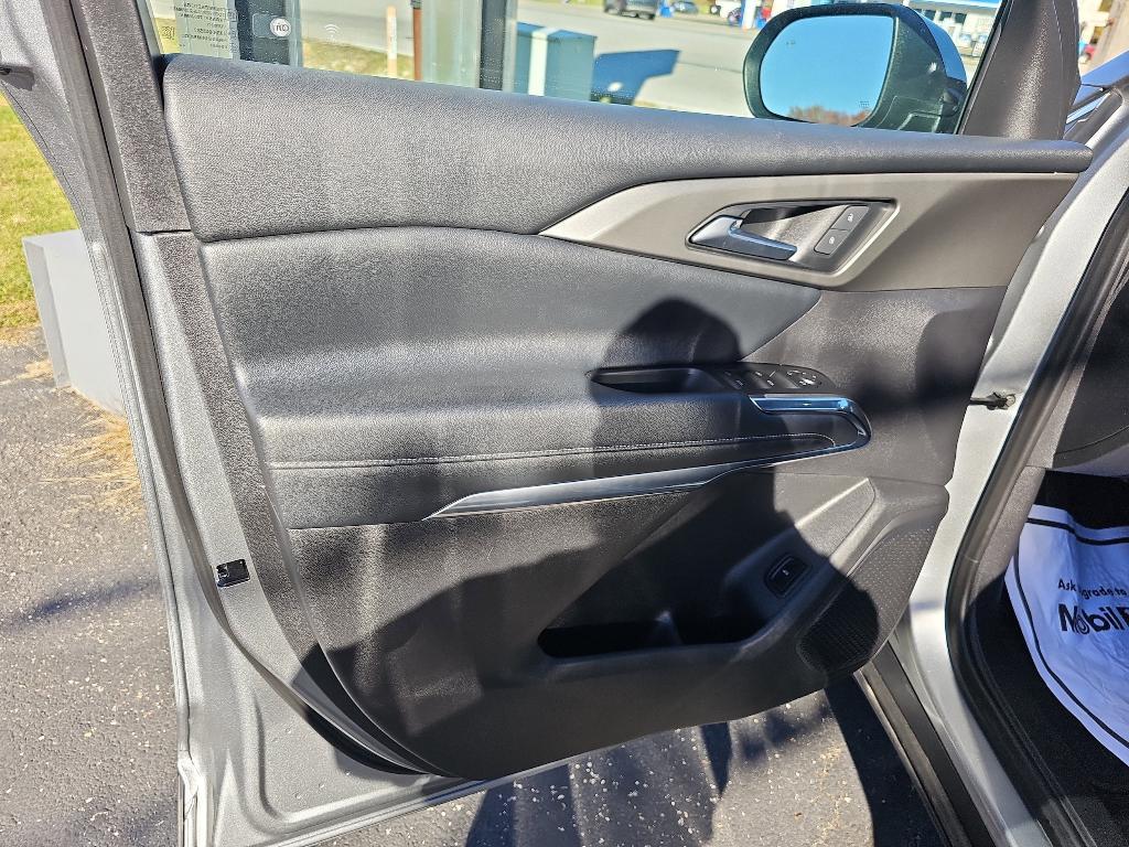 used 2025 Chevrolet Traverse car, priced at $37,275