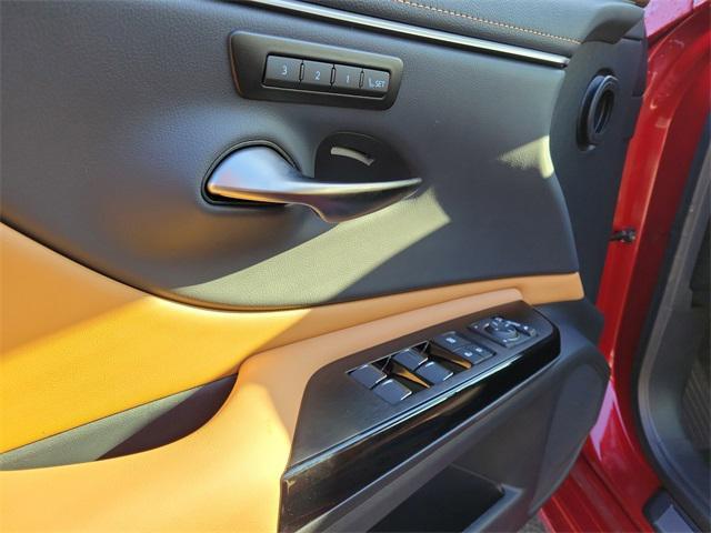 new 2025 Lexus ES 300h car, priced at $52,119