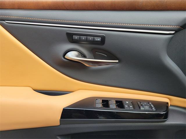 new 2025 Lexus ES 300h car, priced at $52,744
