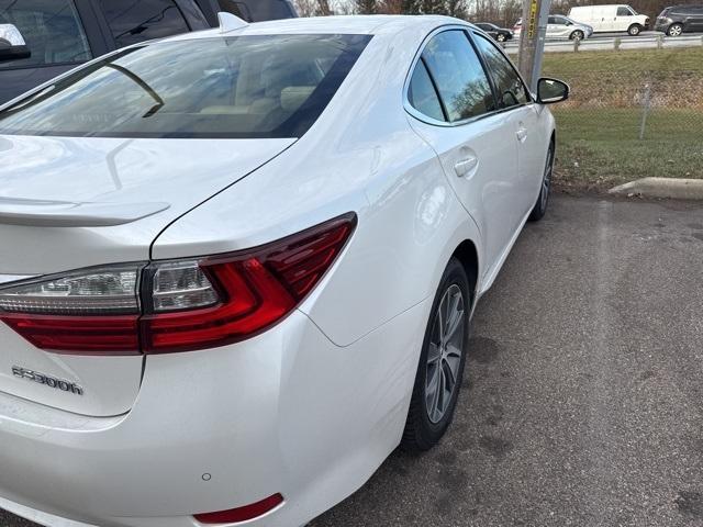 used 2017 Lexus ES 300h car, priced at $25,999