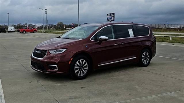 used 2022 Chrysler Pacifica Hybrid car, priced at $30,997