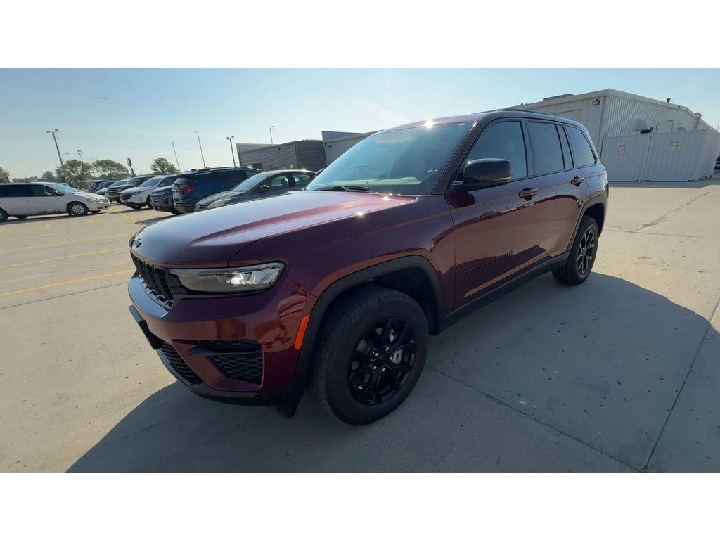 new 2025 Jeep Grand Cherokee car, priced at $45,978
