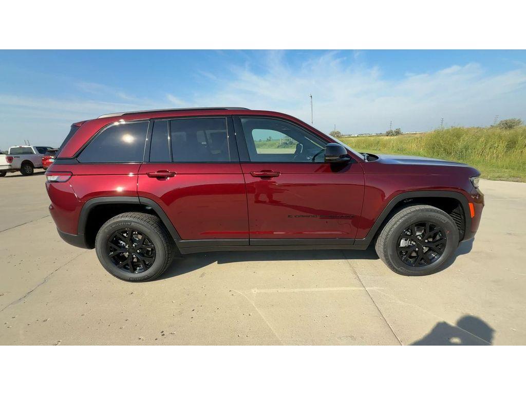 new 2025 Jeep Grand Cherokee car, priced at $45,978
