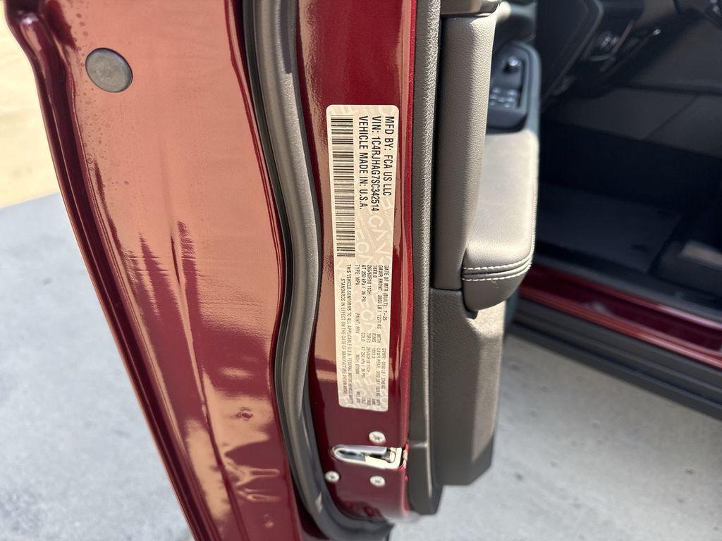 new 2025 Jeep Grand Cherokee car, priced at $45,978