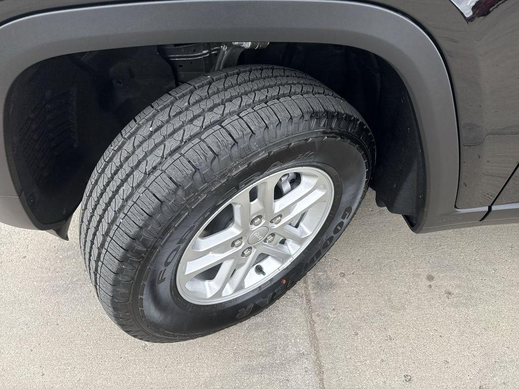 new 2025 Jeep Grand Cherokee car, priced at $42,104