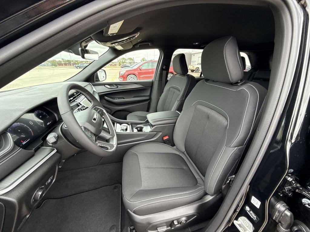 new 2025 Jeep Grand Cherokee car, priced at $42,104