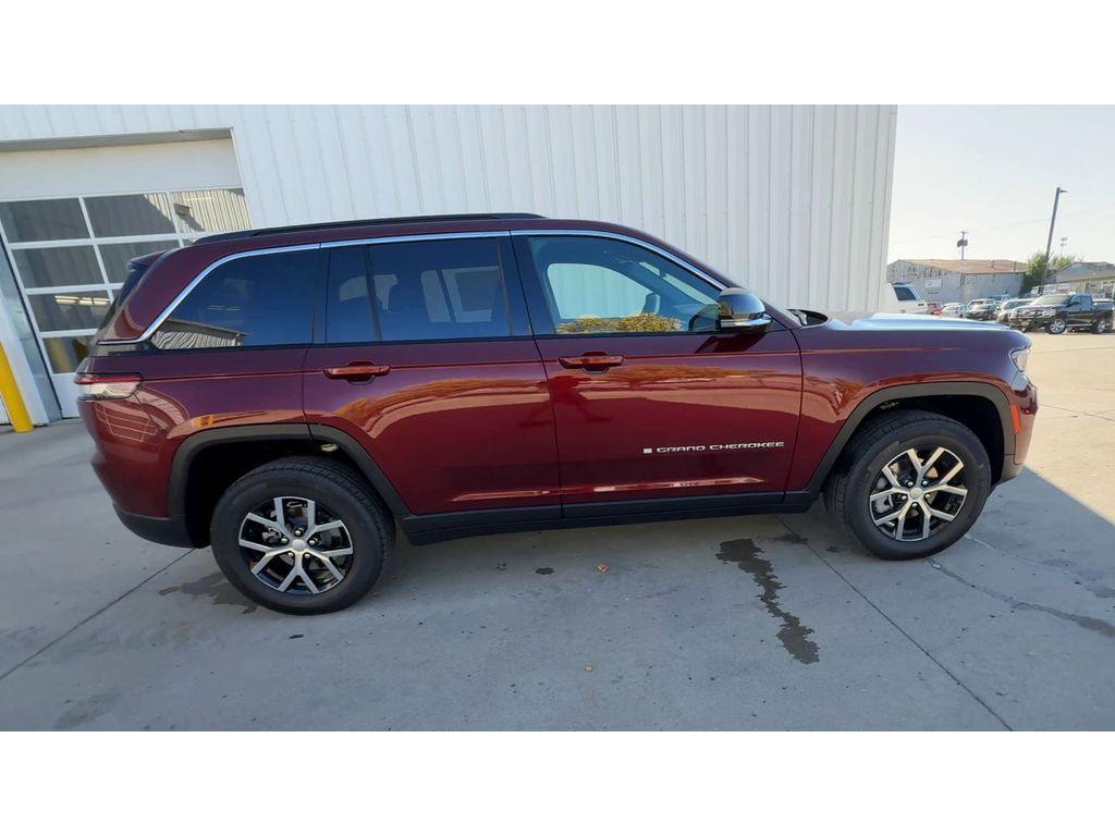 new 2025 Jeep Grand Cherokee car, priced at $47,173