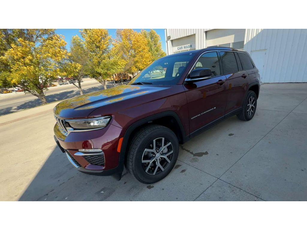 new 2025 Jeep Grand Cherokee car, priced at $47,173
