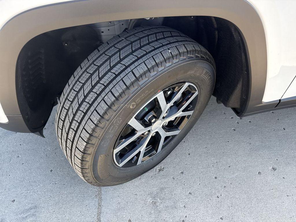 new 2025 Jeep Grand Cherokee car, priced at $46,601