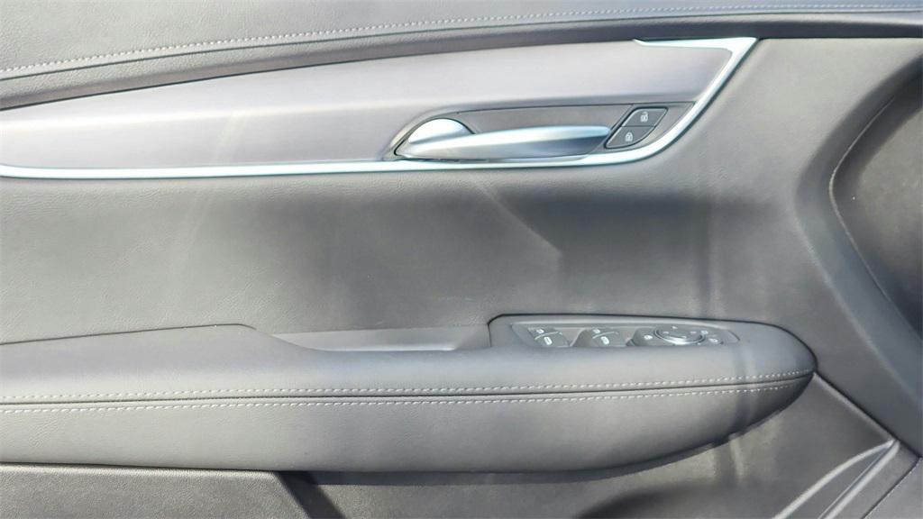 new 2025 Cadillac XT5 car, priced at $40,570