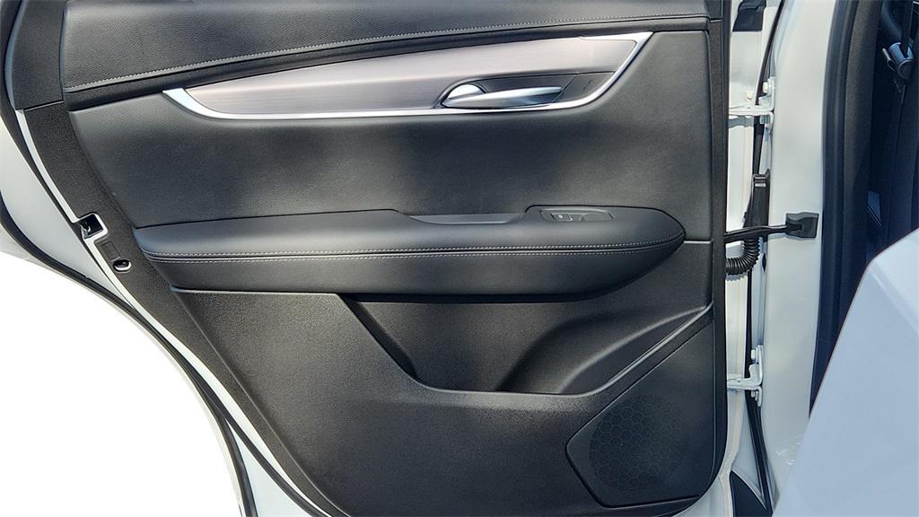 new 2025 Cadillac XT5 car, priced at $40,570