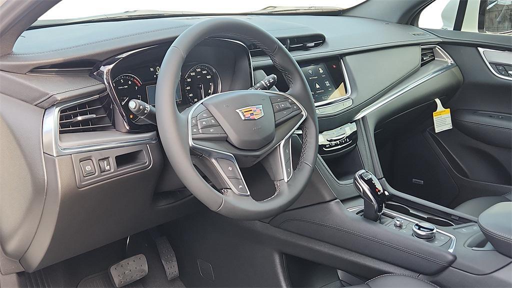 new 2025 Cadillac XT5 car, priced at $40,570