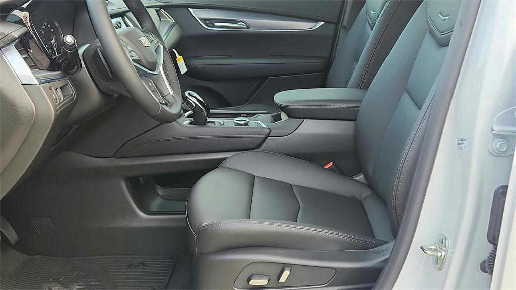 new 2025 Cadillac XT5 car, priced at $40,570