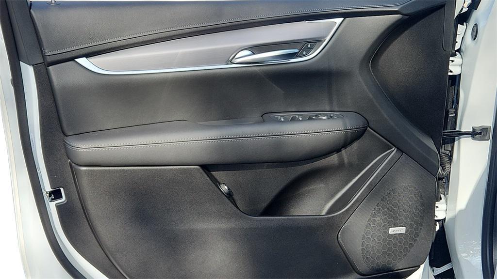 new 2025 Cadillac XT5 car, priced at $40,570