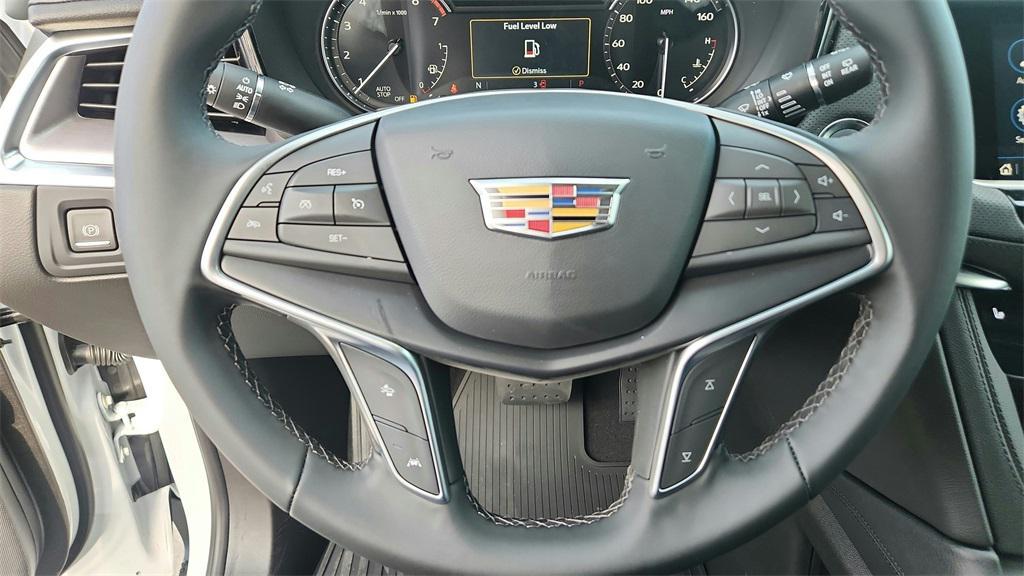 new 2025 Cadillac XT5 car, priced at $40,570