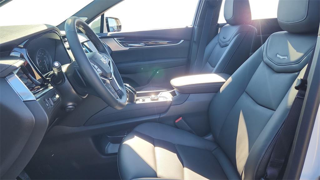 new 2025 Cadillac XT5 car, priced at $56,090